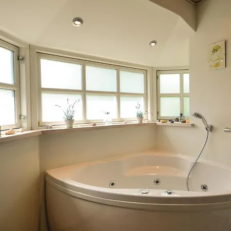 2 Bedroom Amazing In Vaeggerlose Casa de Férias