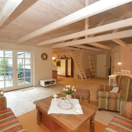 2 Bedroom Amazing In Vaeggerlose Casa de Férias