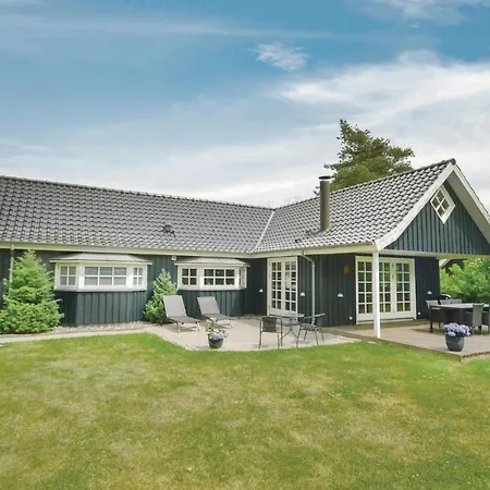 2 Bedroom Amazing In Vaeggerlose Holiday home *